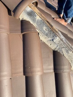 棟瓦の中を確認した様子